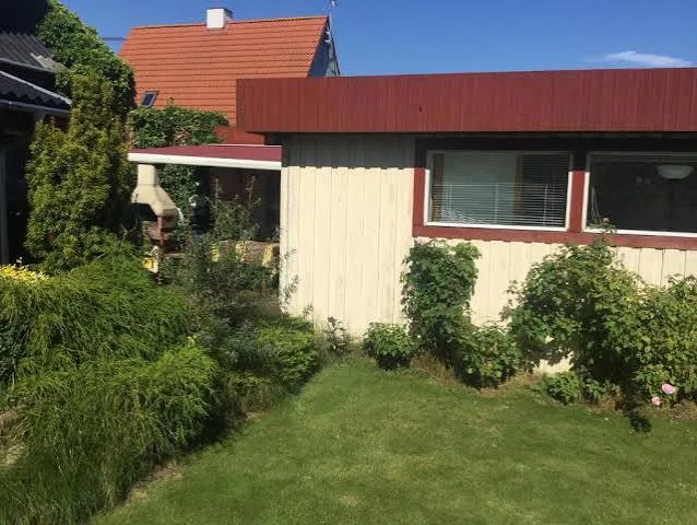 Soveværelse med to senge og blødt lys
