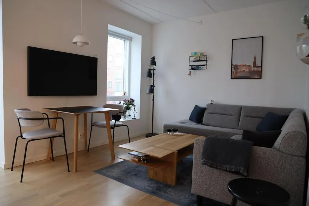 Lys stue med sofa og tv