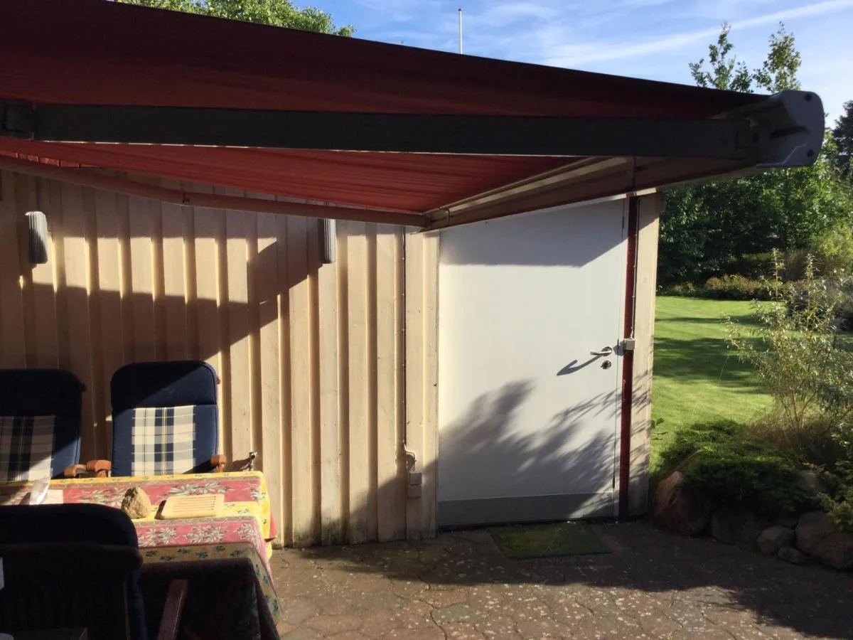 Overdækket terrasse med siddepladser